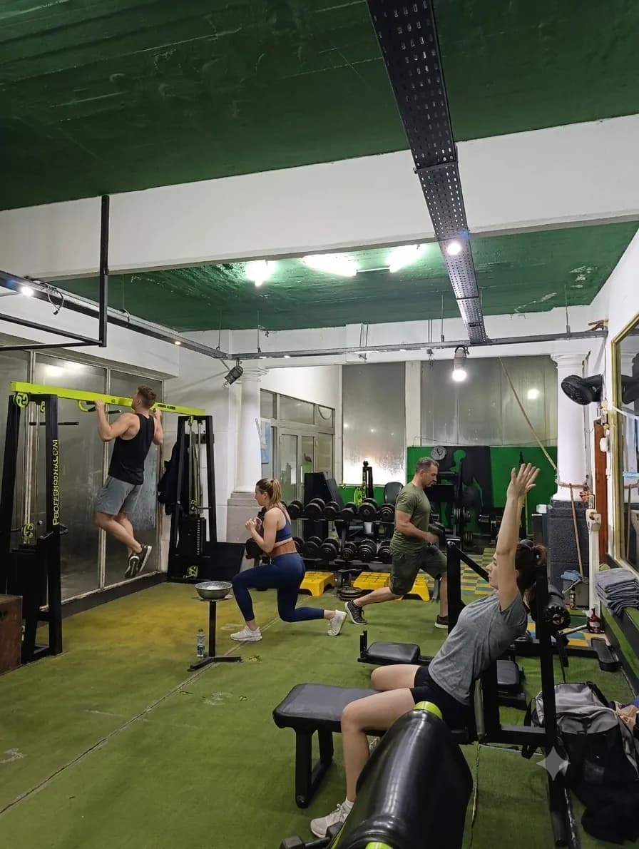 Socios entrenando por su cuenta en el salón de UrbanFitST